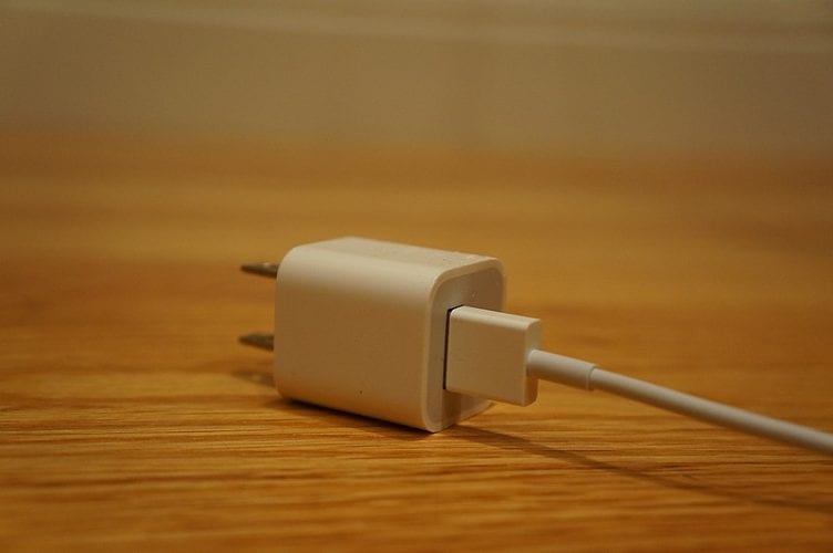 800px Apple USB Charger 1 2017 02 02